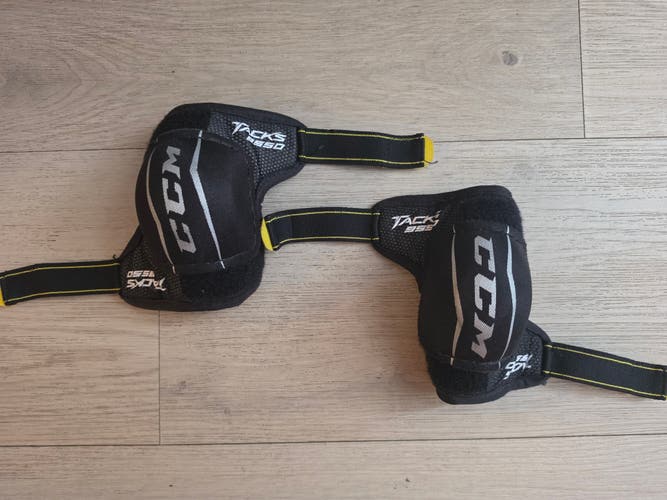 Youth Small CCM Tacks 9550 Elbow Pads (Used)