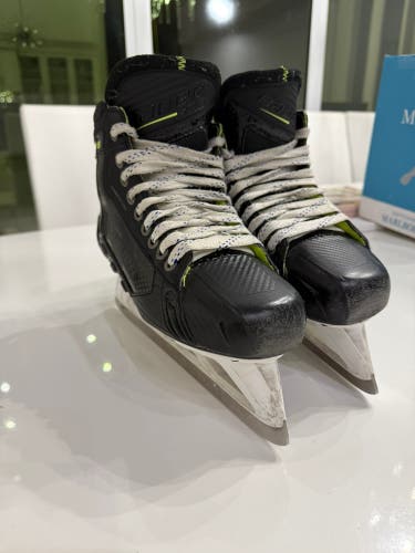 2024 Bauer Elite Hockey Goalie Skates Regular Width 6 (Used)