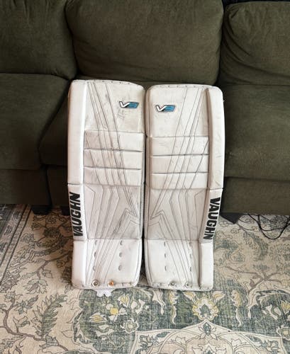 Vaughn V9 Goalie Leg Pads size 32 + 2 (used)