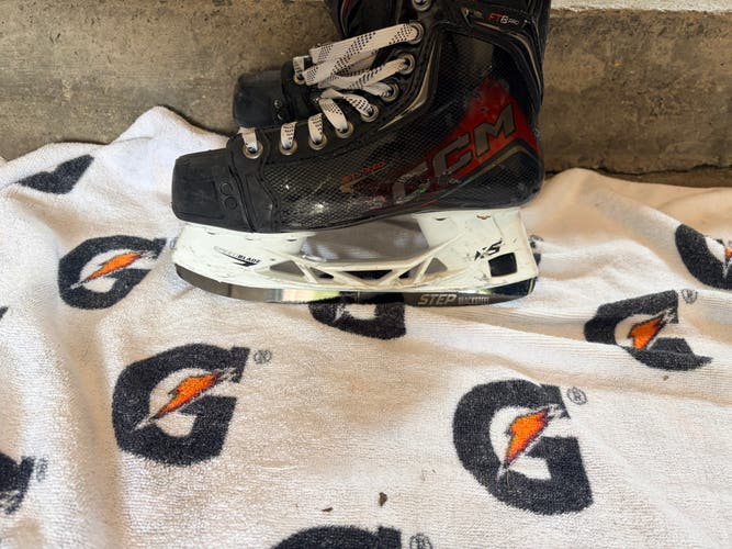 2025 CCM JetSpeed FT8 Pro Hockey Skates Regular Width Size 3.5 (Used)