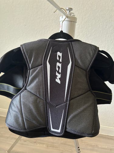 Senior CCM Tacks 9550 Shoulder Pads (Used)
