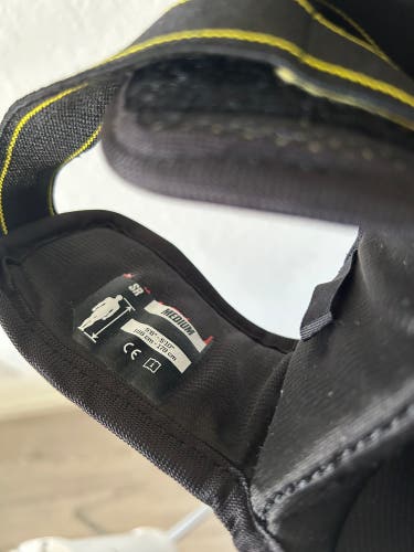 Senior Medium CCM Tacks 9550 Elbow Pads (Used)