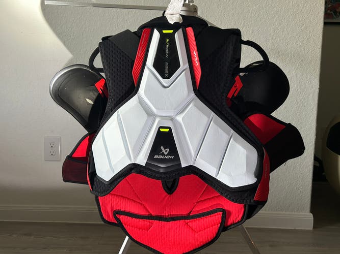 Extra Large Senior Bauer Vapor Hyperlite Shoulder Pads (Used)
