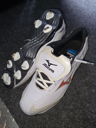White Men's Size M 12.5 (W 13.5) Adult Mizuno Low Top Metal (New)