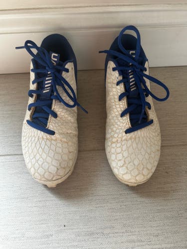 White Kid's 5Y (Big Kids / Youth) Under Armour Low Top Molded Cleats (Used)