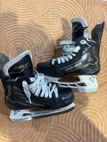 Senior Bauer Supreme M40 Hockey Skates 7 (Used)
