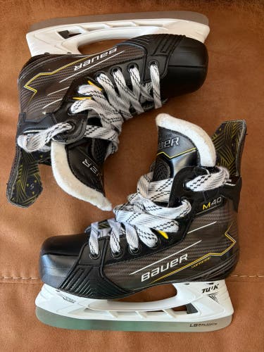 2024 Bauer Supreme M40 Hockey Skates Extra Wide Width Size 2.5 (Used)