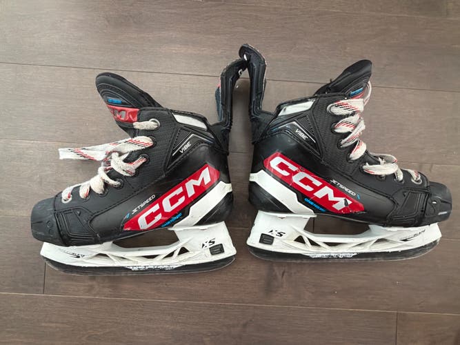 2021 CCM JetSpeed FT4 Hockey Skates Regular Width Size 2.5 (Used)
