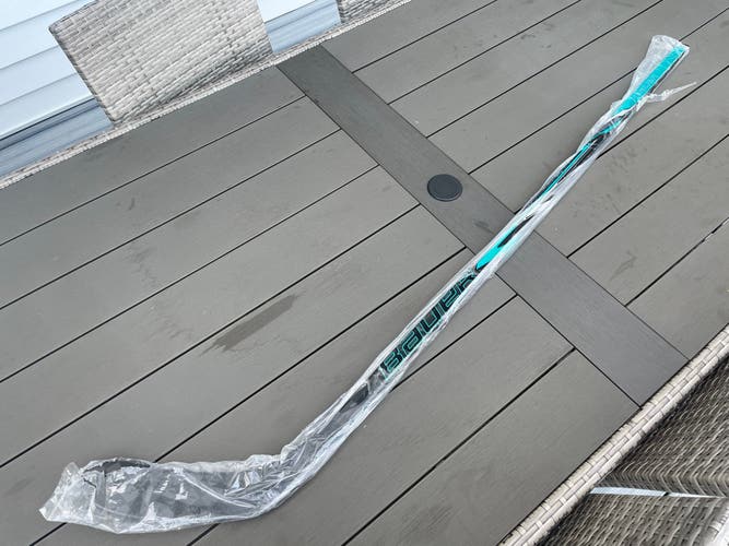 Junior Bauer Supreme Fuse Right Handed Hockey Stick P28 50 Flex (New)