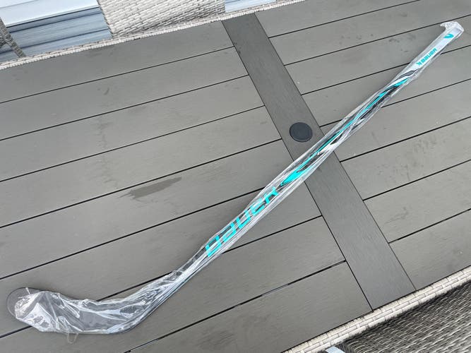 Intermediate Bauer Supreme F50 Pro Right Handed Hockey Stick P28 65 Flex (New)