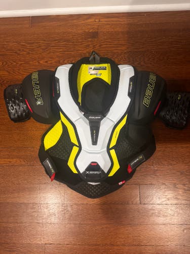Junior Medium Bauer Vapor Hyperlite Shoulder Pads (New)