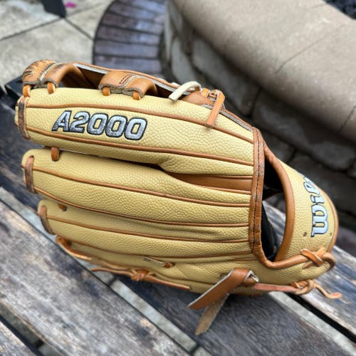2024 Wilson A2000 RH Baseball Glove 11.75" (Used Excellent condition )
