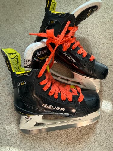 Black/White 2022 Bauer Supreme M4 Hockey Skates Regular Width 6.5 (Used)