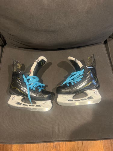 Black/White 2024 Bauer Supreme M40 Hockey Skates Size 4.5 (Used)