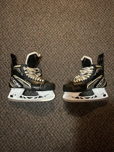 Senior CCM Tacks AS-570 Hockey Skates Wide Width 9 (Used)
