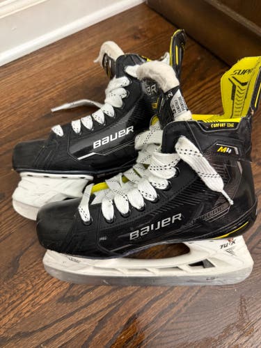 Black 2022 Bauer Supreme M4 Hockey Skates Regular Width Size 5.5 (Used)