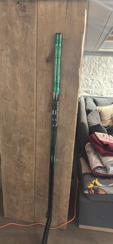 2 custom green Senior Bauer Vapor Flylite Right Handed Hockey Stick P92M 95 Flex (New)