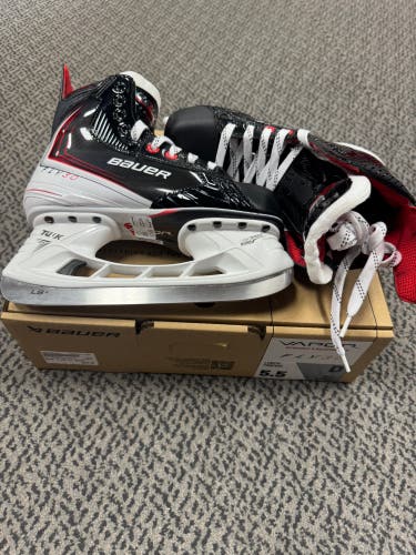 Bauer Vapor Fly30 Hockey Skates Regular Width Size 5.5 (New)