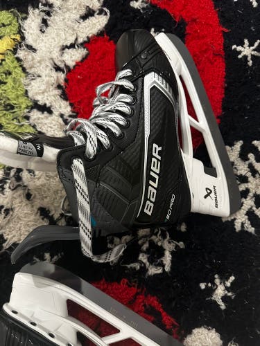 Black 2026 Bauer Supreme Hockey Skates Regular Width 8 (Used)