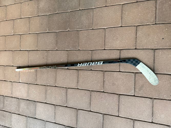 Senior Bauer Vapor Hyperlite Right Handed Hockey Stick P28 77 Flex (Used)