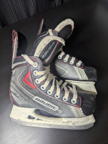 Black/Gray Bauer Vapor X30 Hockey Skates Regular Width Size 1 (Used)