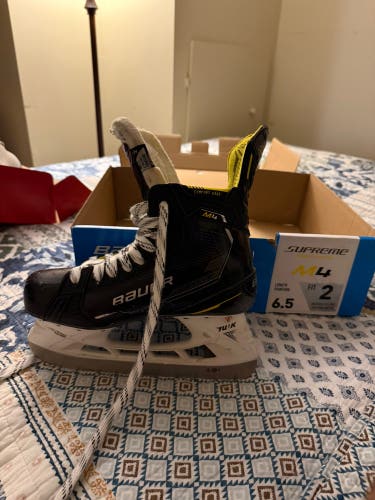 Black 2022 Bauer Supreme M4 Hockey Skates 6.5 (Used)