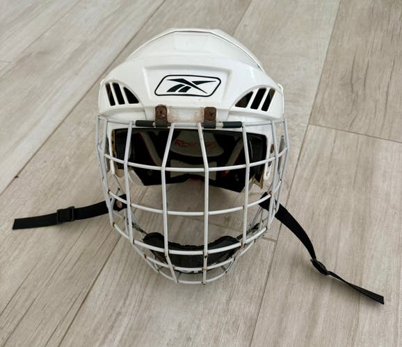 Hockey Player Helmet - Reebok 8K