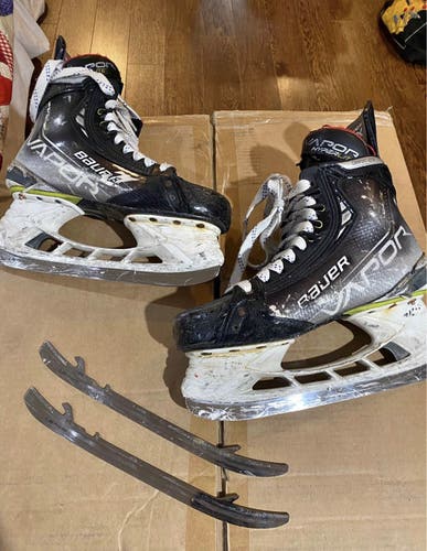 2021 Bauer Vapor Hyperlite Hockey Skates Regular Width 8 (Used)