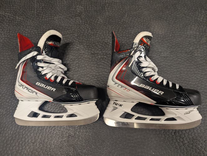 2025 Bauer Vapor Fly30 Hockey Skates Regular Width 9.5 (Used)