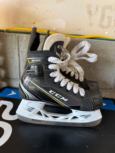 Used CCM Tacks 9050 Hockey Skates 1.5D