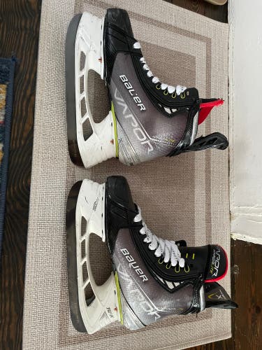 Bauer Vapor Hyperlite Hockey Skates Regular Width Size 4, (Used)