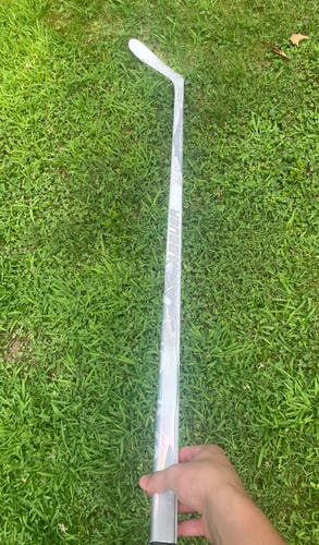 White Senior Bauer Vapor Flylite Left Hand Hockey Stick P28 77 Flex (New)