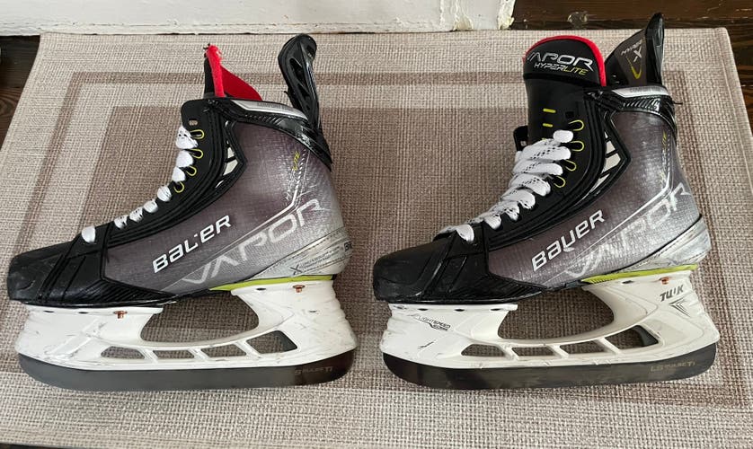Bauer Vapor Hyperlite Hockey Skates Regular Width Size 4, Fit 2 w/ LSPulseTi steel included (Used)