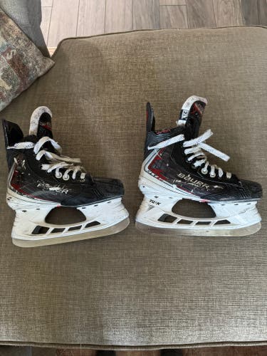 Black 2025 Bauer Vapor Fly40 Hockey Skates Regular Width Size 2.5 (Used)