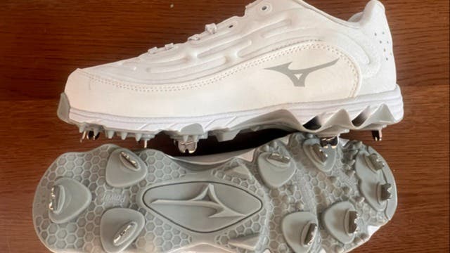 White Women's Size M 7.5 (W 8.5) Mizuno Low Top Metal (New)
