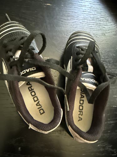 Black Kid's 12K (Little Kids) Diadora Low Top Molded Cleats (Used)