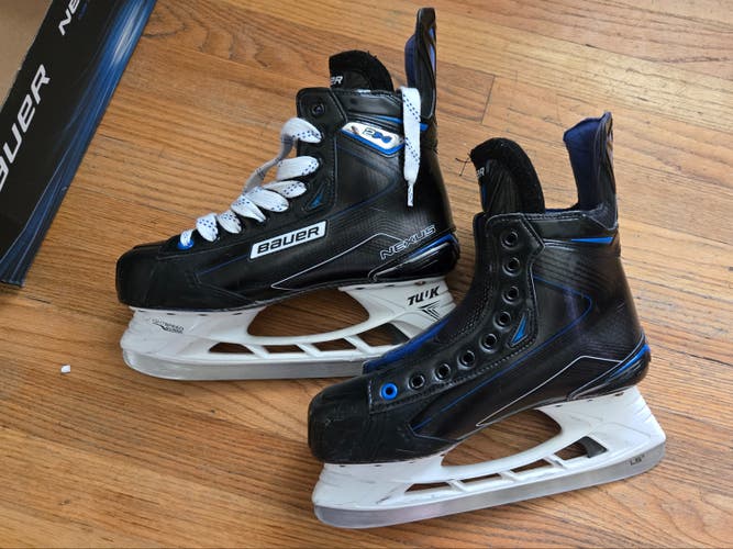 Black Bauer Nexus 2N Hockey Skates Regular Width 9 (New)