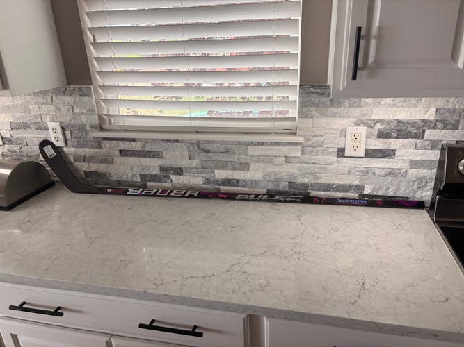 Intermediate Bauer Pulse Right Handed Hockey Stick P28 65 Flex (Brand New)