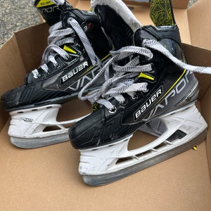 2021 Bauer Vapor 3X Hockey Skates Regular Width Size 1.5 (Used)