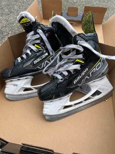 2021 Bauer Vapor 3X Hockey Skates Regular Width Size 1.5 (Used)