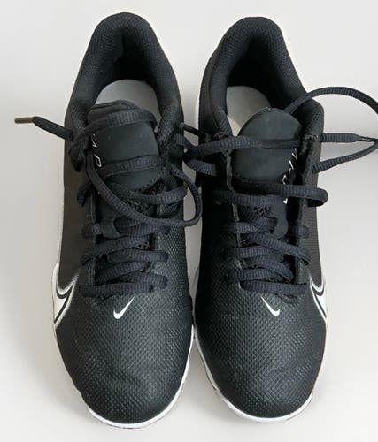 Nike Vapor black Cleats Fastflex 5.5Y (Big Kids / Youth)- (Used)
