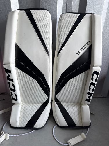 White & Black Youth CCM YTFLEX 3 Goalie Leg Pads (New) | 26"
