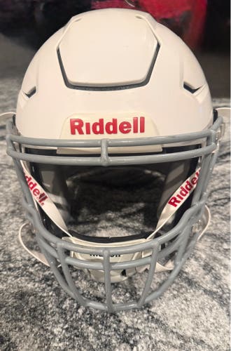 White Youth Medium Riddell SpeedFlex Helmet (Used)
