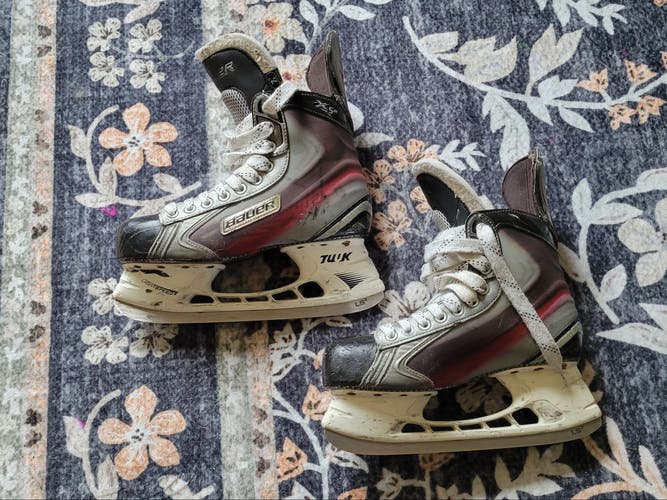 Used Senior Bauer Vapor X5.0 Hockey Skates Regular Width 7.5