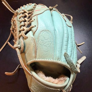 Absolutely ridiculous Infield Baseball Glove 11.75" (Used)