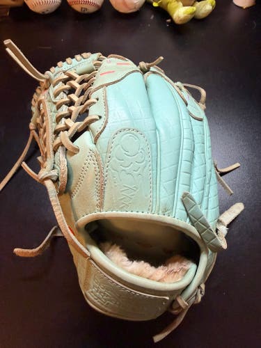 Absolutely ridiculous Infield Baseball Glove 11.75" (Used)
