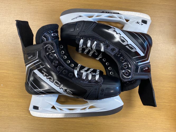 Black CCM XR70 Hockey Skates Regular Width 8 (New)