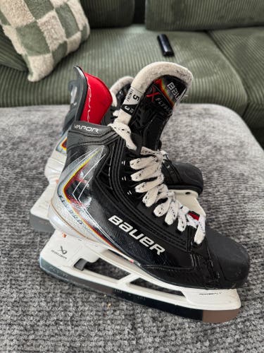 Like New Bauer Vapor Flypro Hockey Skates Wide Width Size 5 (Used)