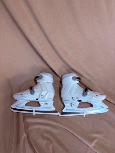 Lake Placid adjustable Skates Size 2 -4(Used)