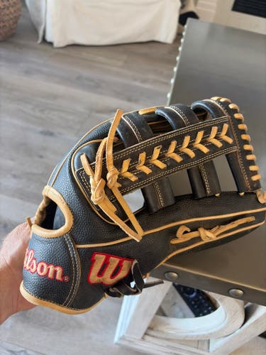 Wilson RH Outfield A2000 1800 Baseball Glove 12.75" (Used)